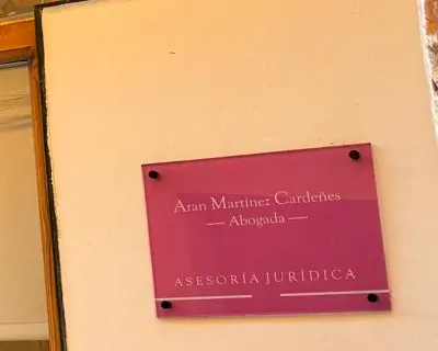 Placa de l'advocada Aran Martínez Cardeñes a l'entrada del despatx
