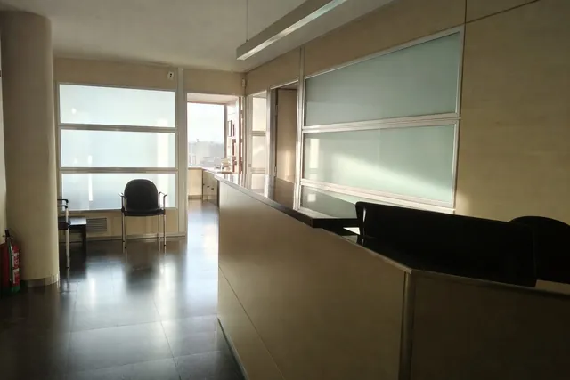 La recepció · Taulell i sala d'espera